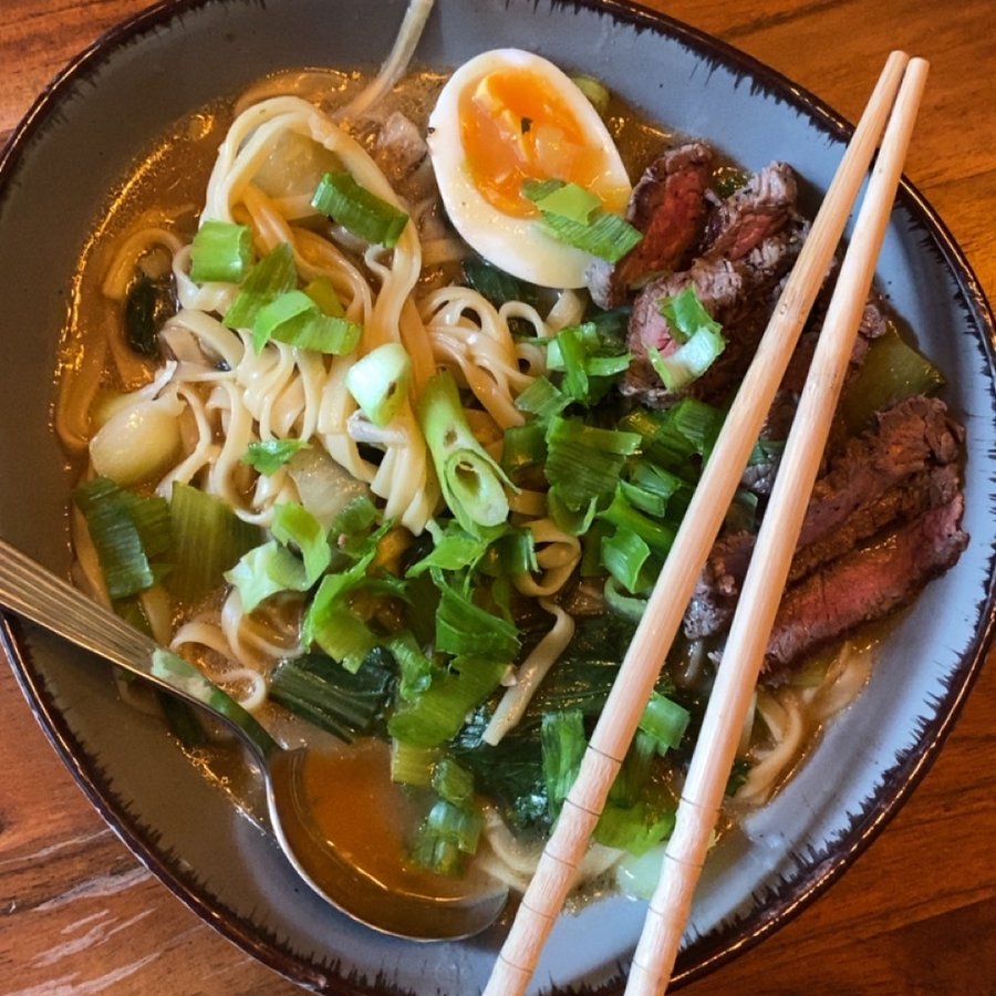Selbst gekochte Ramen mit Ei, Rindfleisch und Frühlingszwiebeln